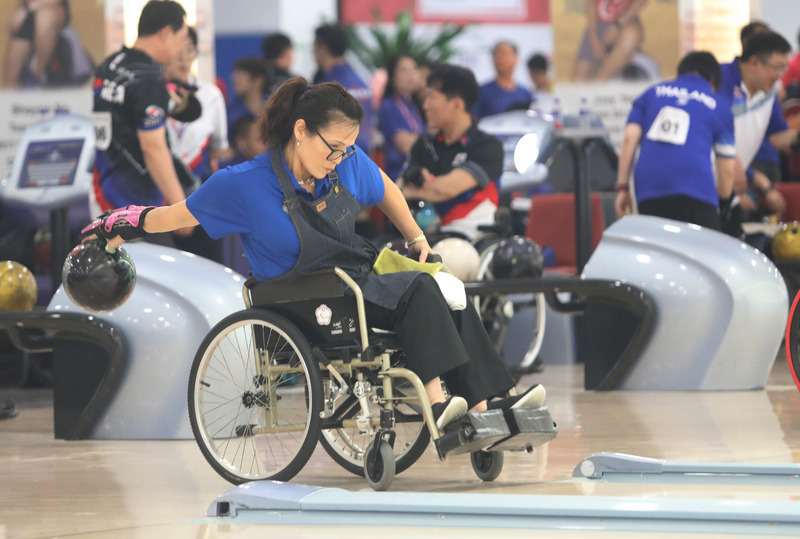 Halina't Mag-bowling Tayo!
