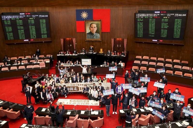 Poll: 46% pabor na pababain sa edad na 18 taong gulang ang voting age sa Taiwan