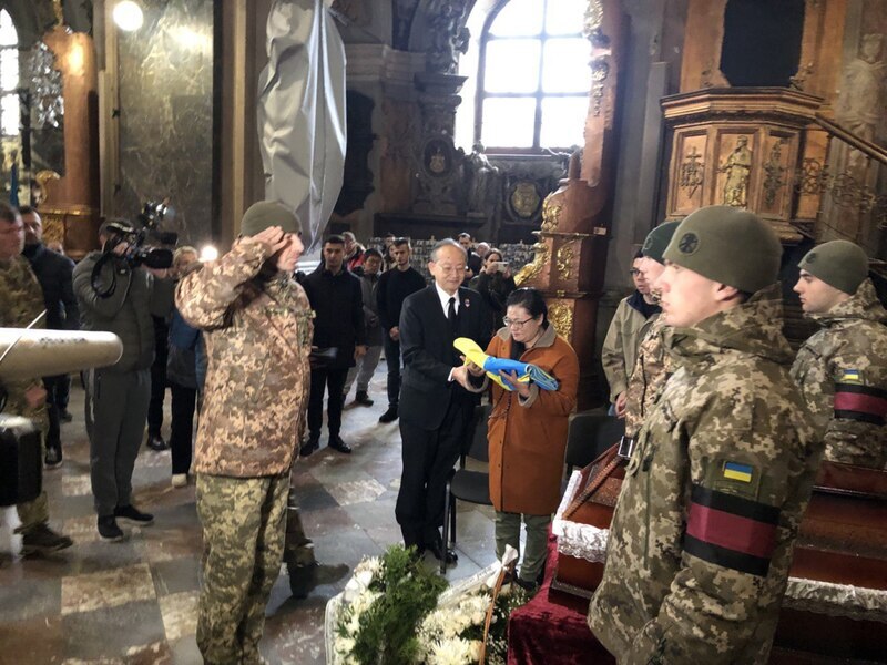 Ang militar ng Ukrainian ay nagsagawa ng seremonya ng paalam para kay Zeng Shengguang, at daan-daang tao ang nakakita sa kanya sa malamig na hangin.