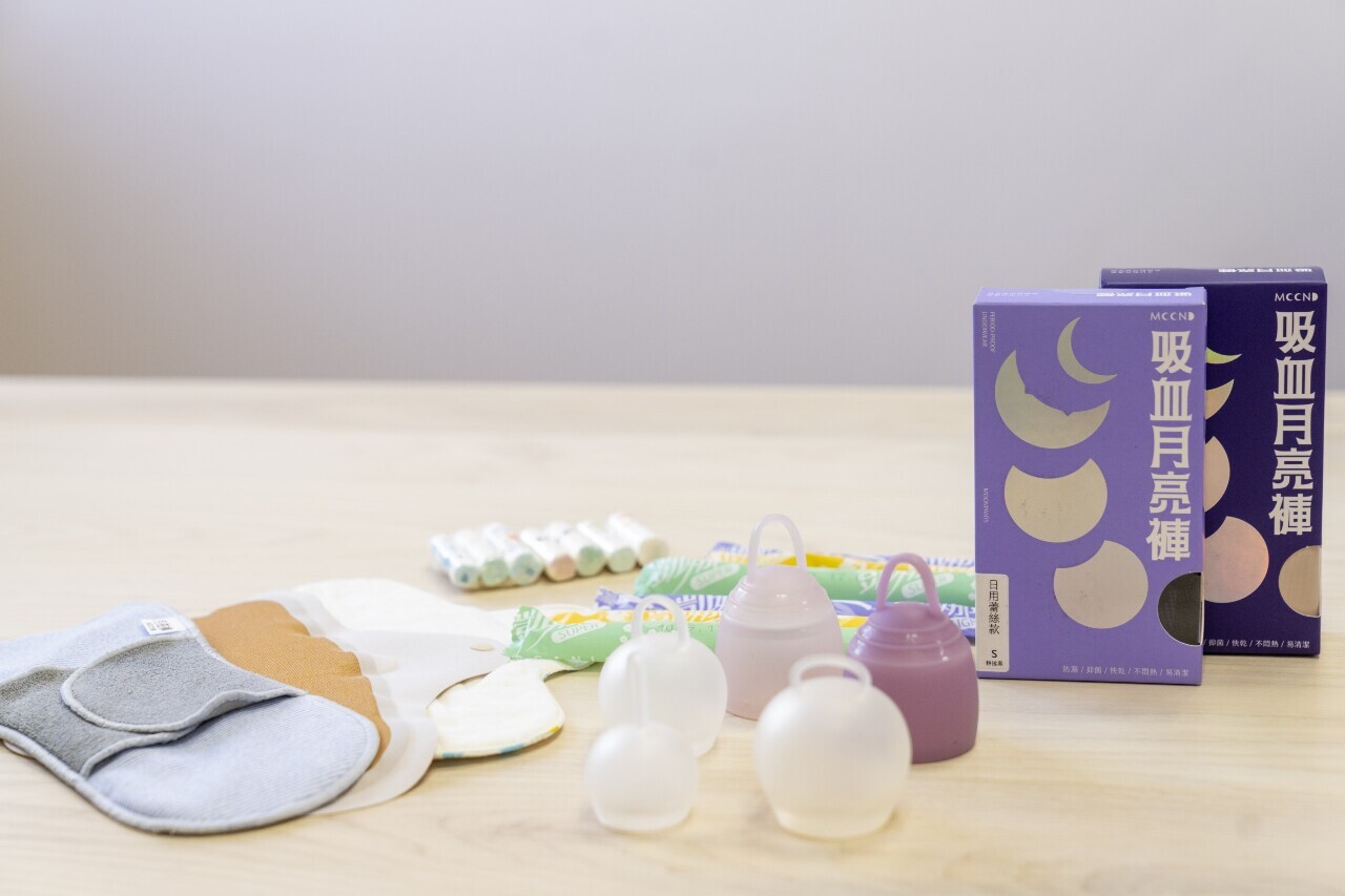 Nanawagan ang mga mambabatas na mamigay ng mga menstrual products sa lahat ng paaralan sa susunod na Setyembre