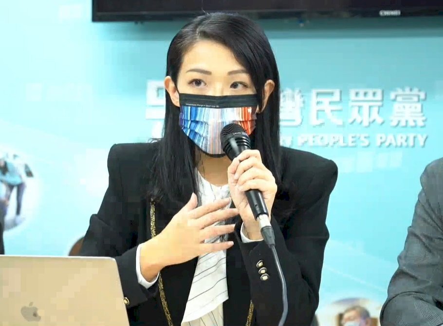 Tinanong ng mga imbestigador si Hsinchu Mayor-elect Ann Kao(高虹安) tungkol sa kaso ng pandaraya