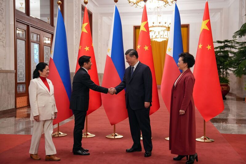 Hindi na pro-China ang Pilipinas, US at Beijing, masigasig na makuha ang loob ni Marcos