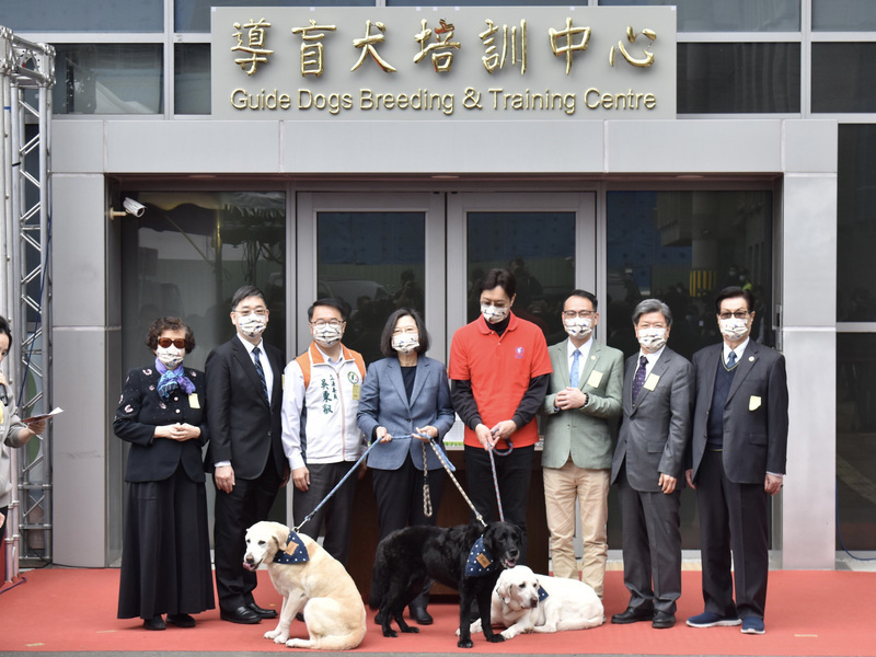 Dinala ng Pangulo ang kanyang tatlong retiradong guide dog sa pagbubukas ng guide dog school