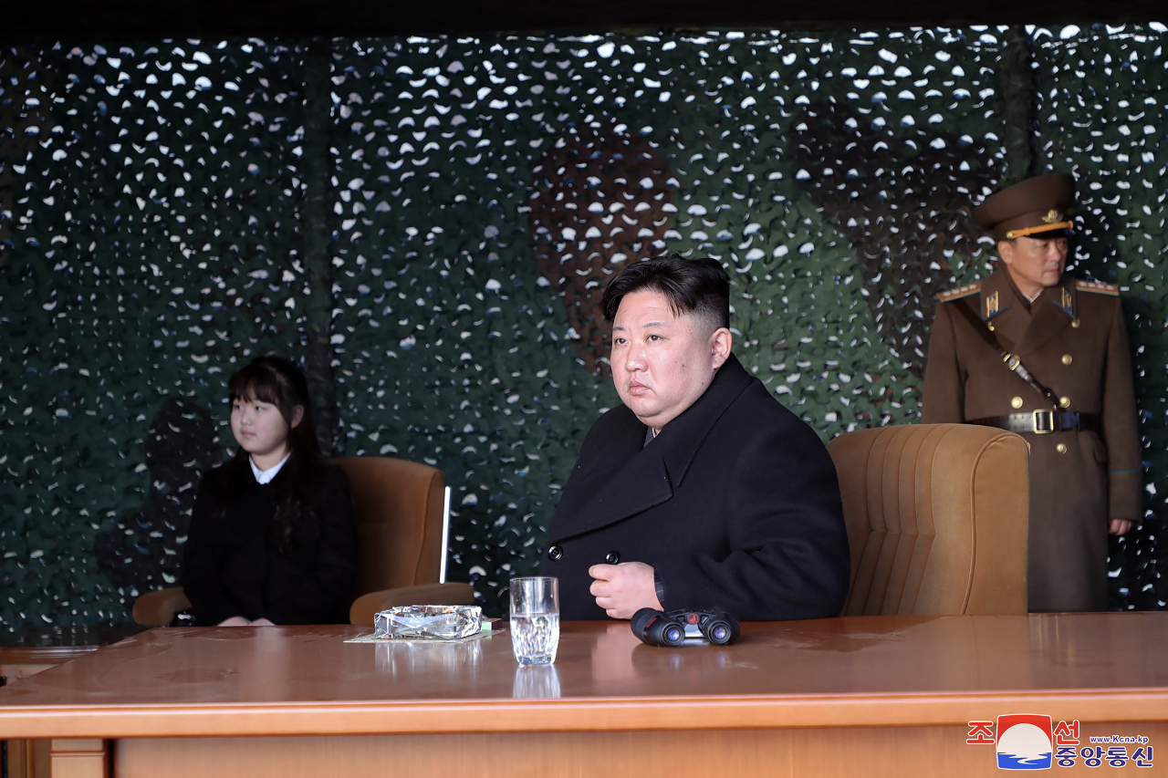 Kinuha ni Kim Jong-un ang kanyang anak na babae upang siyasatin ang pagsubok ng misayl at iniutos na palakasin ang aktwal na mga pagsasanay sa labanan