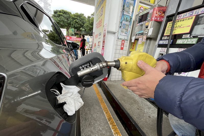 Tandaan na mag-refuel muna kapag bumibyahe, tataas ang presyo ng gasolina at diesel bukas