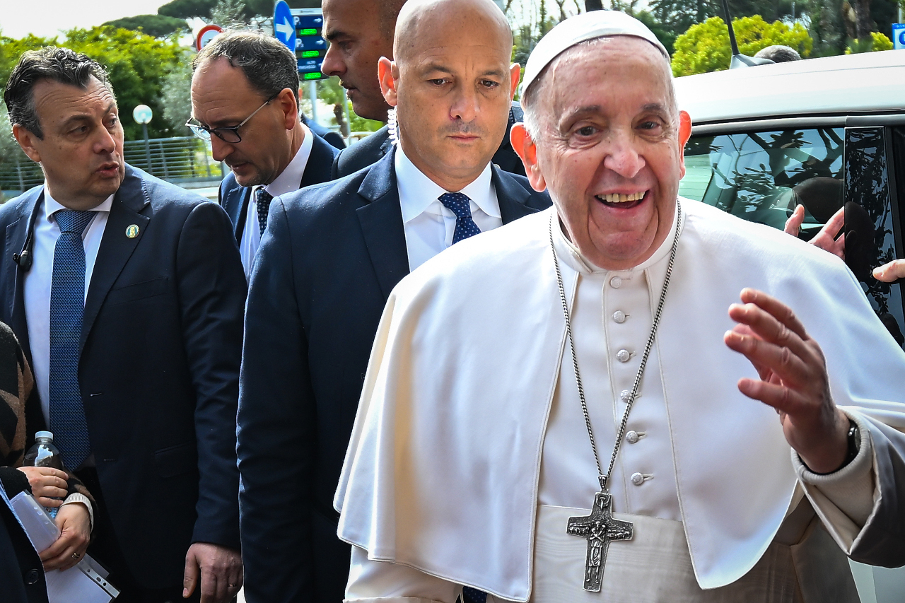 Pabirong sinabi ni Pope Francis na 'I'm alive' pagkalabas ng ospital