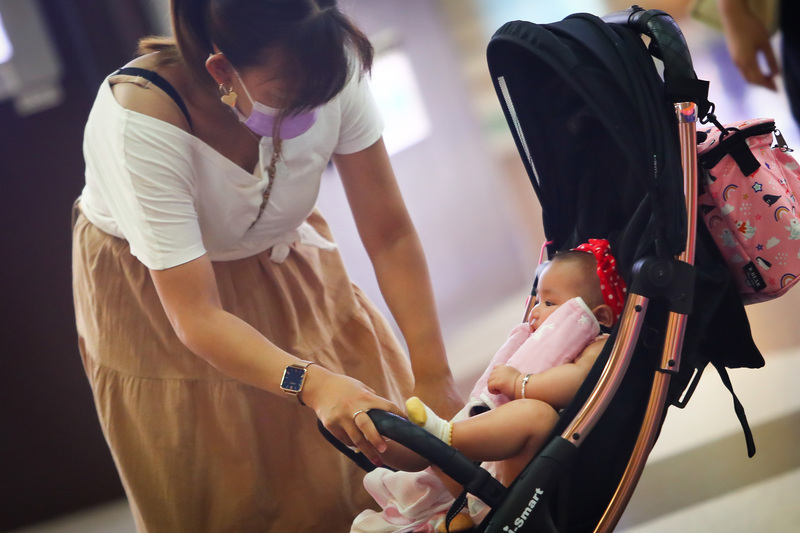 Ang mga subsidy sa panganganak at presyo ng kuryente ay tumaas sa Abril