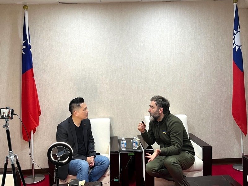 Kailangan ng Taiwan ang mga depensa at pakikipag-usap sa China