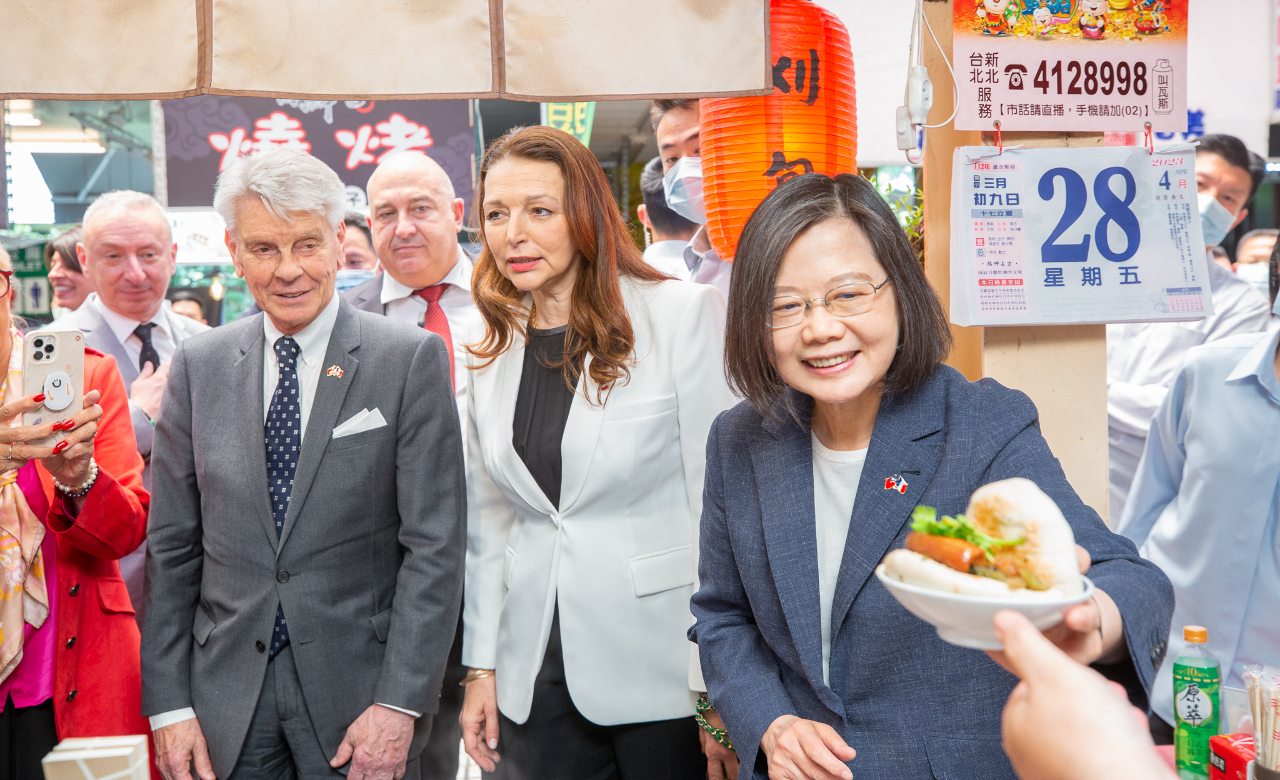 Sinamahan ng pangulo ang delegasyon ng French Senate para tikman ang Taiwanese snacks at personal na ipinakilala ang guabao at Braised pork rice.
