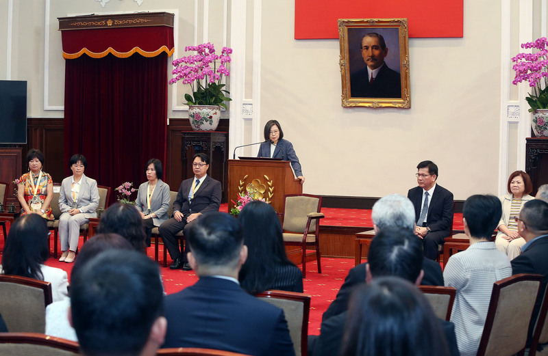 Kinikilala ni Pangulong Tsai Ing-wen ang mga modelong manggagawa bago ang Araw ng Paggawa
