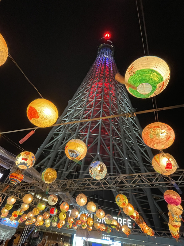 Ang unang light sculpture ng TOKYO SKYTREE sa mga kulay ng pambansang watawat ay umaakit sa mga tao ng Taiwanese gourmet food