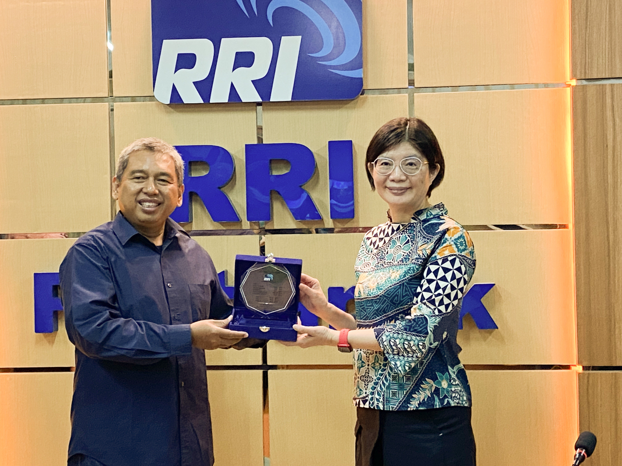 Ang Rti ay nakikiisa sa Indonesian National Radio upang mag-broadcast ng mga live na programa para makinabang ang mga tagapakinig sa lugar nila