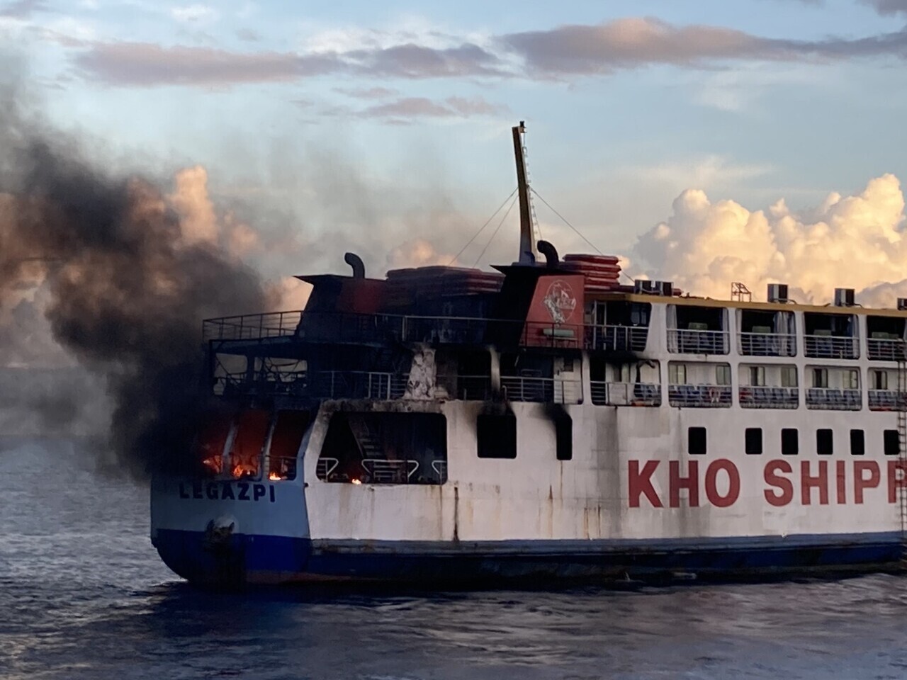 Ang ferry ng Pilipinas na may lulan na 120 katao ay nasunog sa dagat