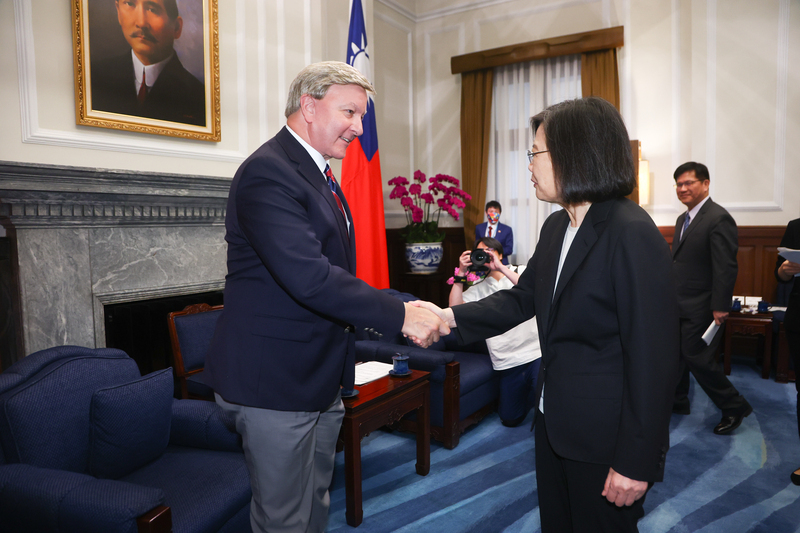 Isa sa pinakamalaking delegasyon ng US na bumisita sa Taiwan ay nakipagpulong kay Pangulong Tsai