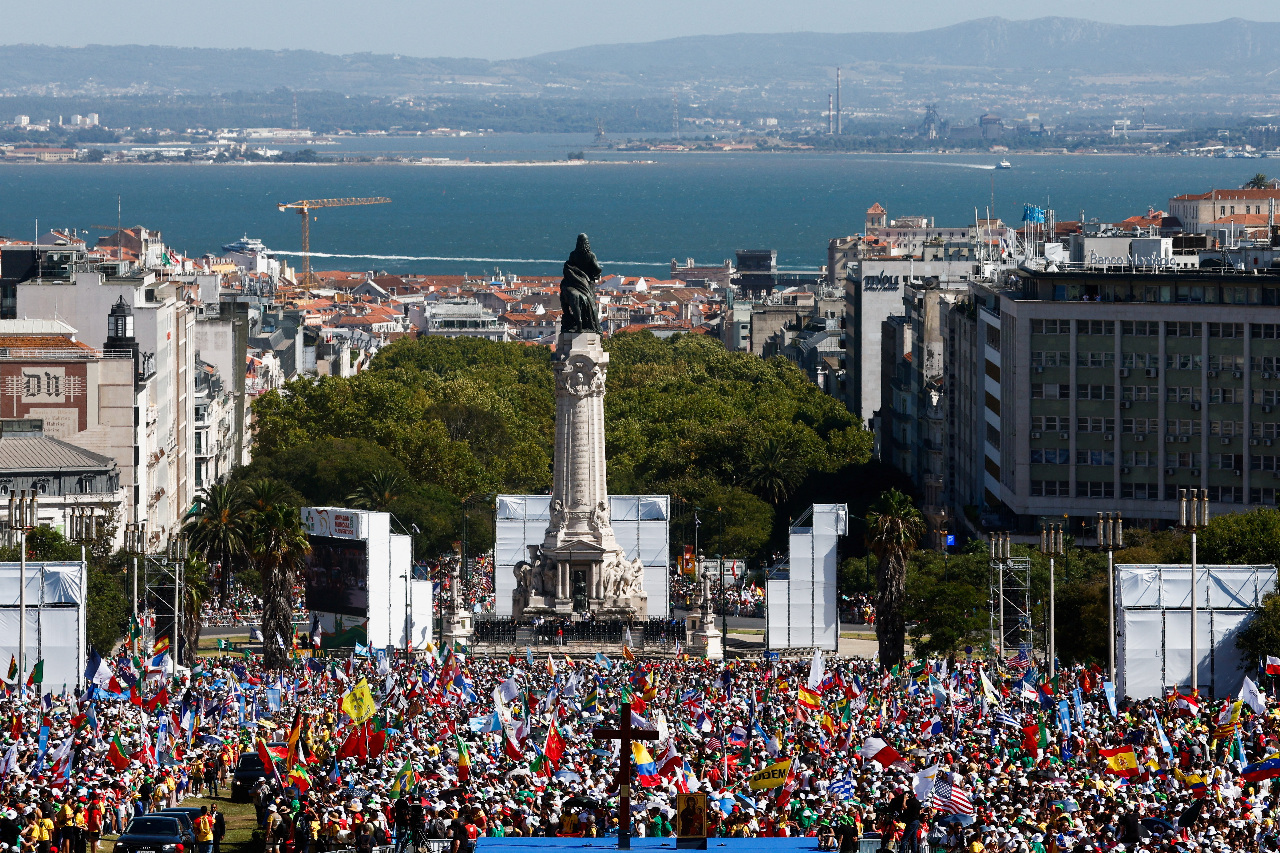 500,000 kabataan ang nagtipo-tipon n sa Lisbon upang ipagdiwang ang World Youth Day para salubungin si Papa