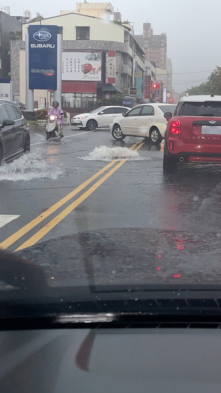 Binabago ng pagbaha ang mga kalsada sa Kaohsiung bilang mga daluyan ng tubig