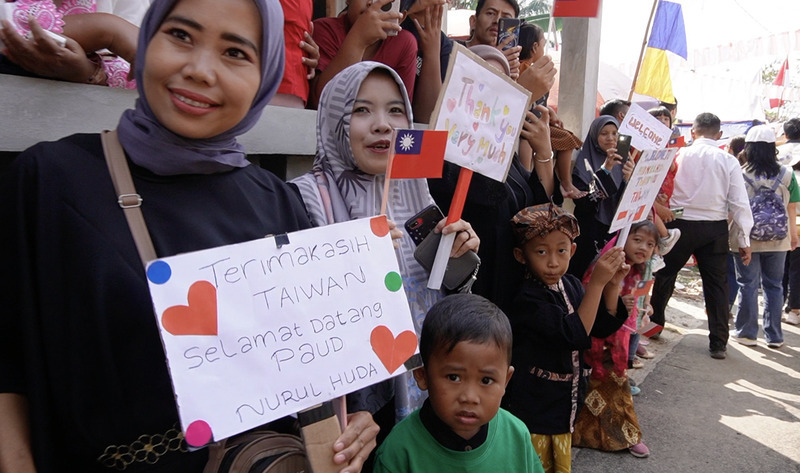 Nagpapasalamat ang Indonesia sa Taiwan sapag tulong at muling pagtatayo sa kalamidad at pagkumpleto ng kindergarten nung nag lindol sa Indonesia