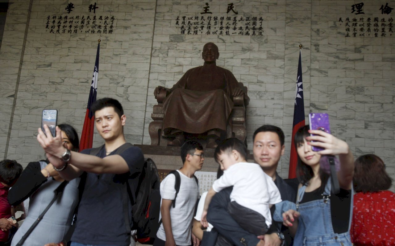 Pagpaplanong magbukas ng mga cross-strait group tours Base sa Tourism Bureau: Paunang pang-araw-araw na limitasyon na 2,000 katao lamang ang pwedeng dumating sa Taiwan.