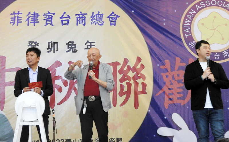 Upang maalis ang anino ng epidemya, halos 600 negosyanteng Taiwanese at overseas Chinese ang nagdiriwang ng Mid-Autumn Festival sa Maynila.