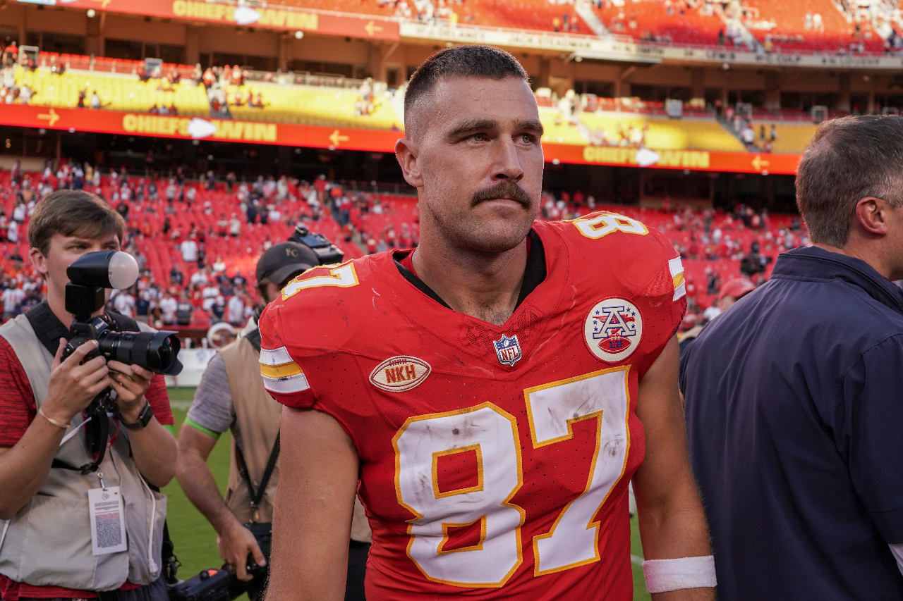 Ayon sa ma tagahanga na ang BF ni Taylor Swift, na isang NFL star na si Kelsey, nagiging target dahil sa bakuna