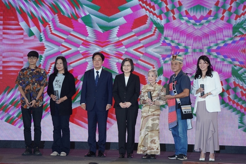 Pinasalamatan ng Pangulo ang mga nanalo ng Shinko Presidential Cultural Award para sa paggawa ng Taiwan na isang mahalagang cultural asset