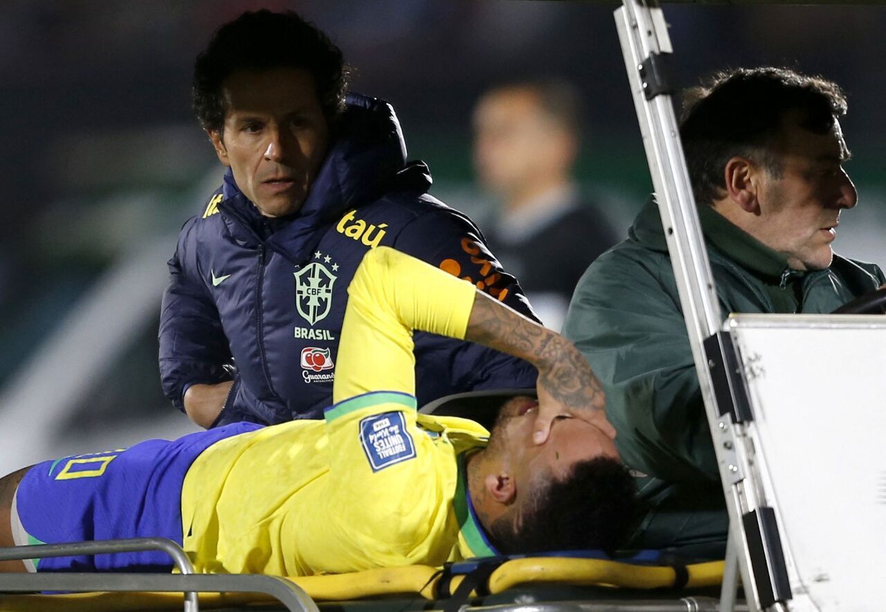 Si Neymar ay inalis sa field na may injury sa tuhod at maaaring wala sa season dahil sa punit-punit na ligaments