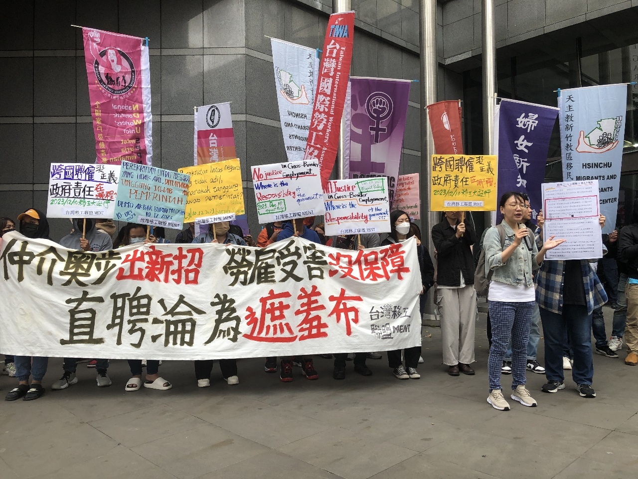 Ang mga grupo ng migranteng manggagawa ay nagpoprotesta laban sa manpower agency, ang mga employer ay nagdurusa din