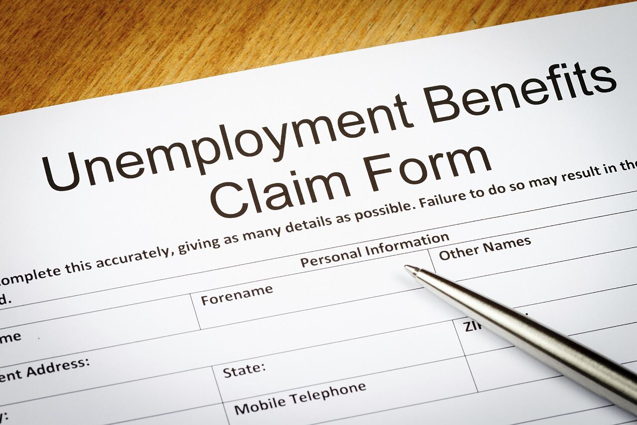 Kung ang employer at employee ay nagka demandahan sa courte. Ipinaaalala sa iyo ng Ministry of Labor na maaari ka pa ring mag-claim ng mga benepisyo sa kawalan ng trabaho