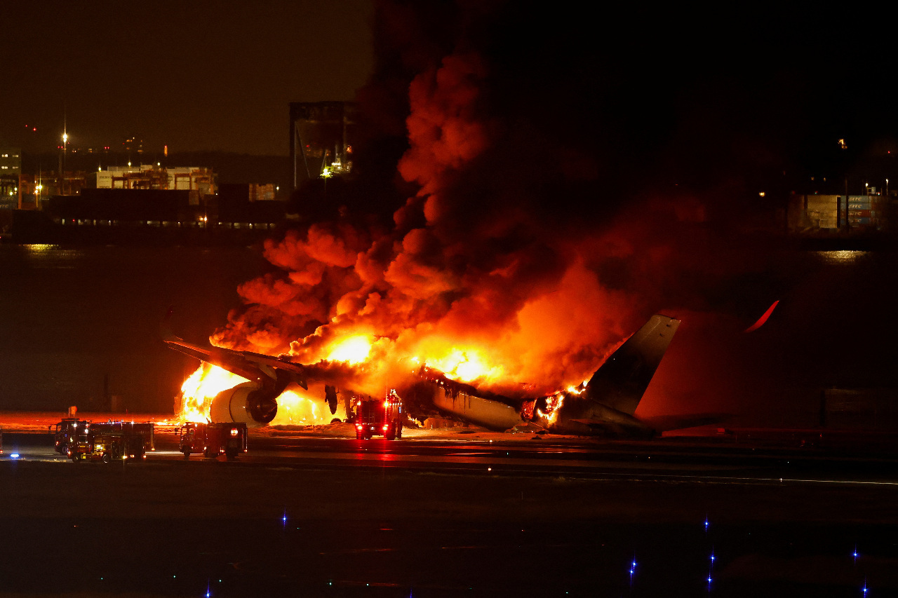 Ligtas ang lahat ng 379 na pasahero at crew matapos maganap ang aksidente sa Japan Airlines flight