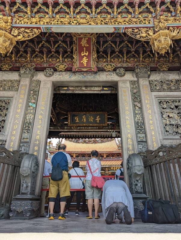 Mahahabang pila ang nabubuo sa Longshan Temple para sa mga lantarang pang-Lunar New Year