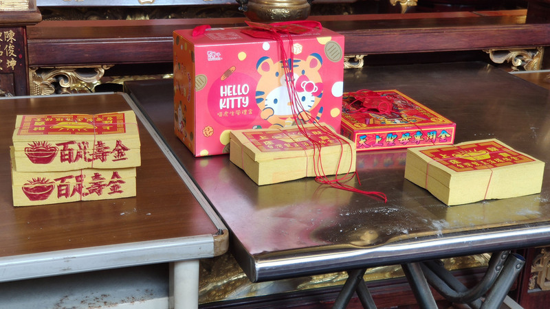 Nag-aalok ang Tainan temple ng mga lucky-charm brick para sa donasyon