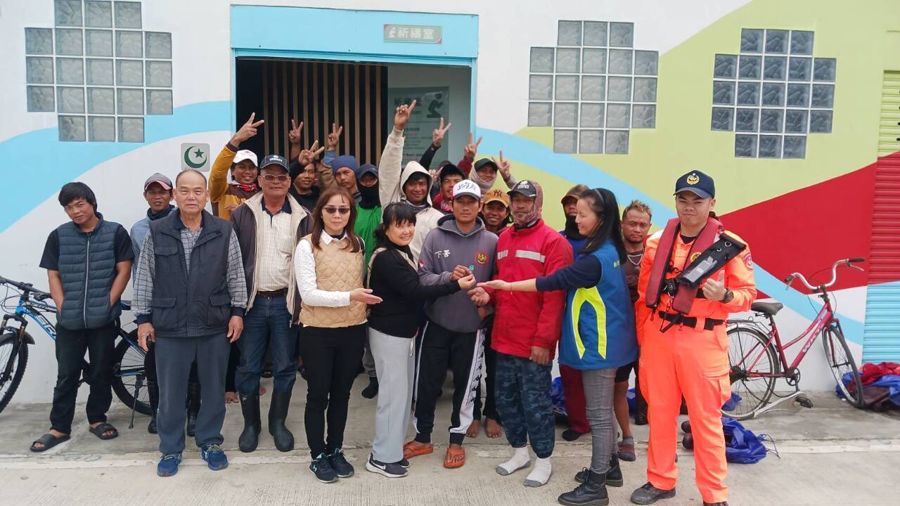 Bukas na ang Bagong Taipei City Xiajiuzi Fishing Port Prayer Room! At Masaya  nang ngumiti ang mga dayuhang mangingisda