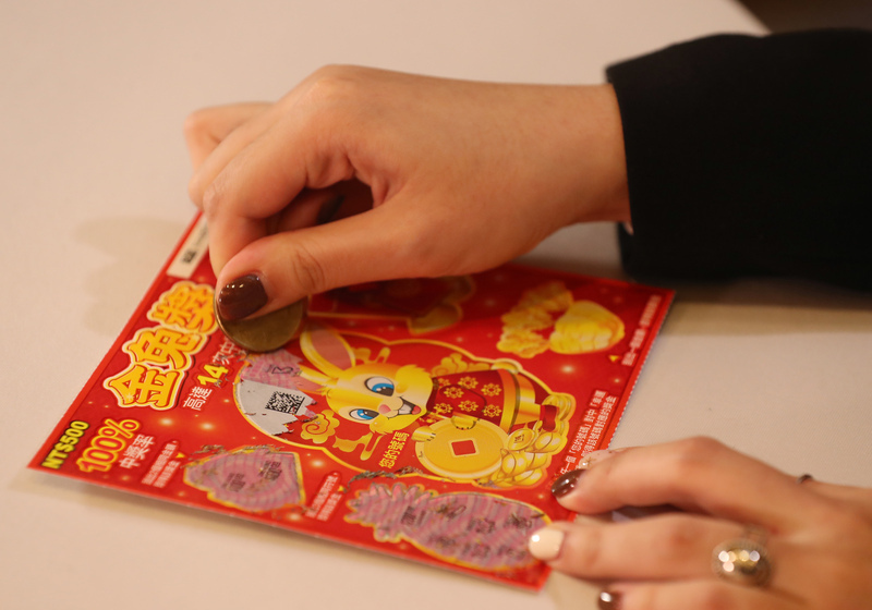 Bumili ng 2,000 ntd scratch-off tickets ay pwede manalo ng isang milyon. Ang nangingibabaw na CEO ay tumatawag sa mga empleyado para sa mga dibidendo.