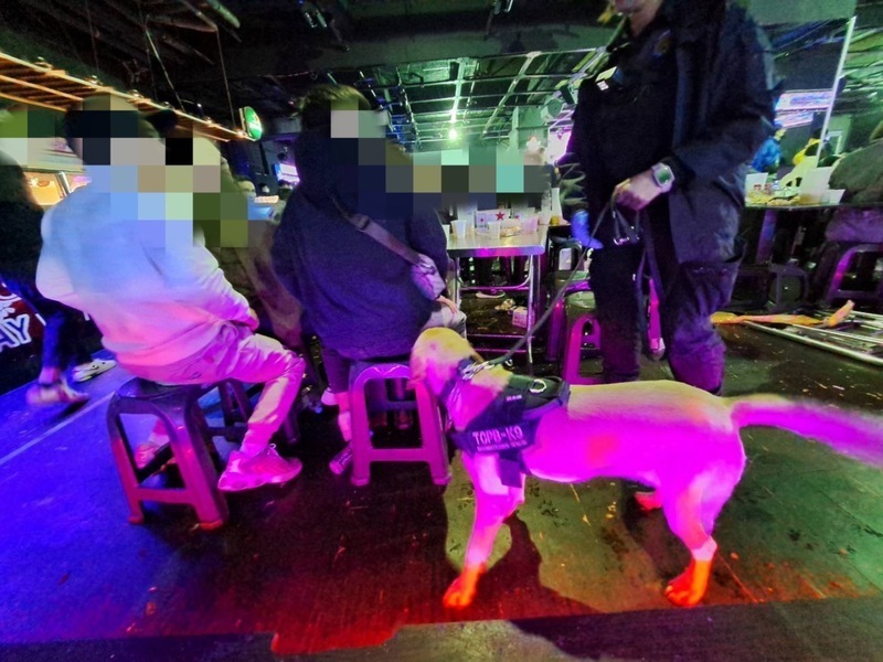 Mahigit 100 katao ang inaresto sa isang malaking drug gang na nakatago sa ASEAN Plaza, 33 sa kanila ay TNT
