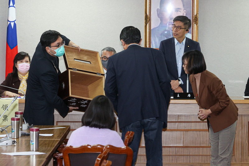 Hinati ng KMT at DPP ang pamumuno ng komiteng pambatas