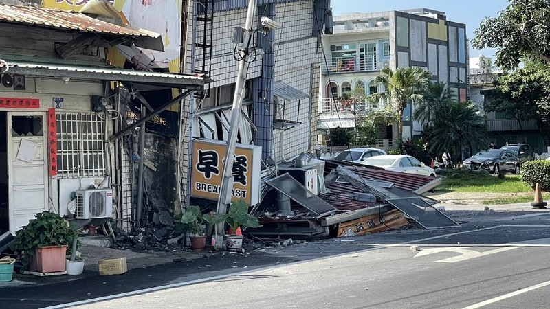Nagsitakas ang mga tao mula sa gumuhong gusali dahil sa lindol sa Hualien