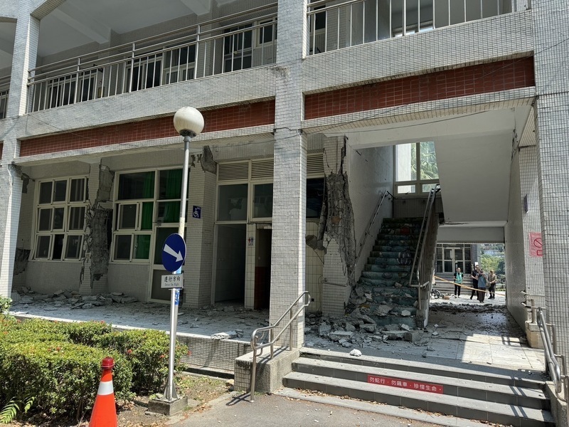 Ang Hualien High School ay igi-demolish, kung kaya online learning ang plano
