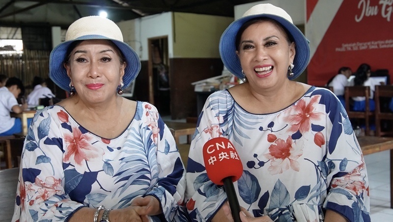 Ang kambal na kapatid na babae mula sa Indonesia ay kinilala sa loob ng 34 na taon ng pagpapaaral sa mga batang naghihirap