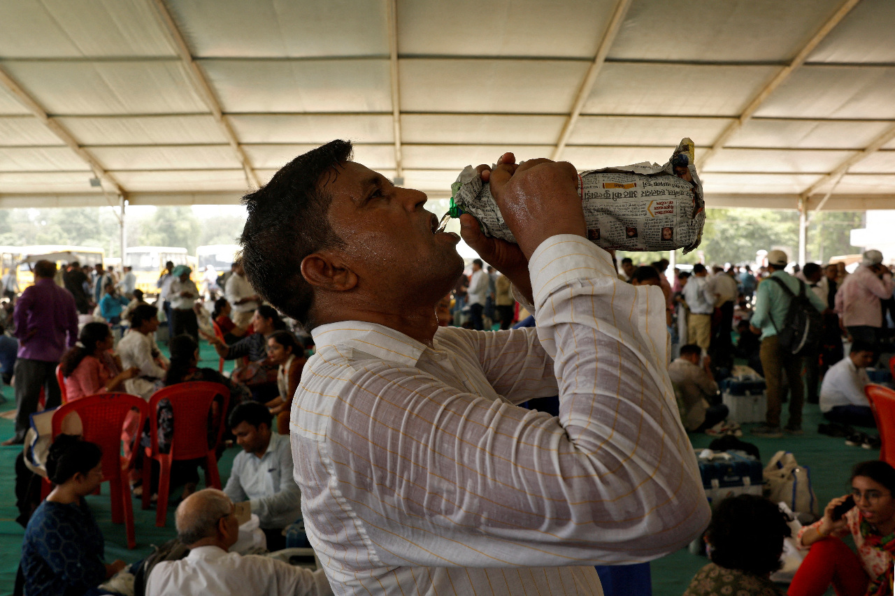 33 manggagawa sa istasyon ng botohan ang namatay sa heatstroke sa huling araw ng botohan sa India