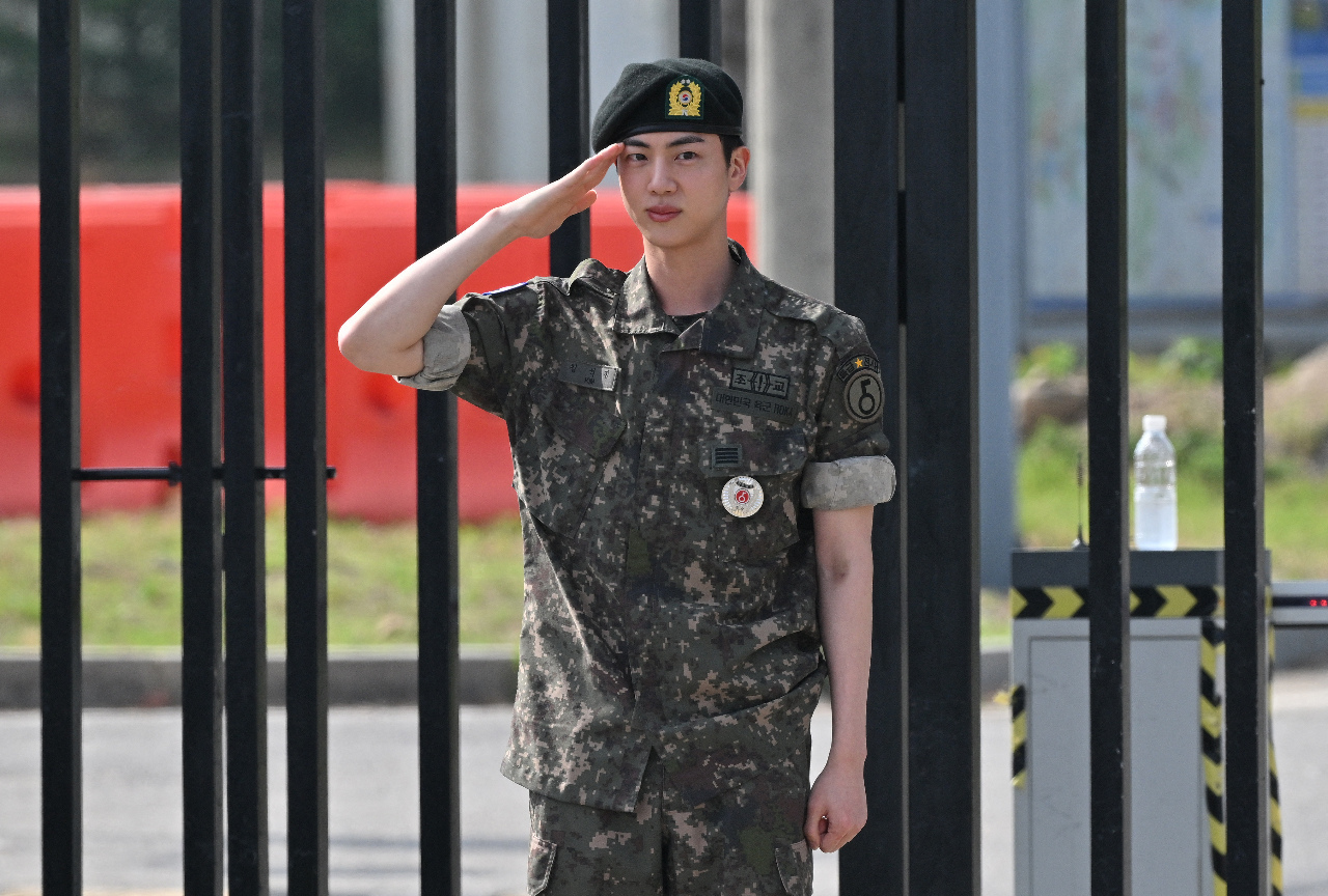 Si Jin, ang unang miyembro ng BTS na nagretiro, ay emosyonal na nagsasalita tungkol sa buhay bilang militar sa live broadcast