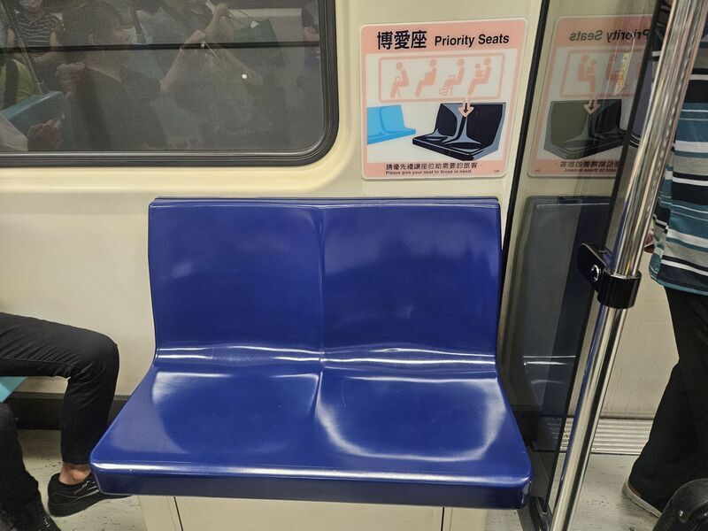 Kinikuwestyon ang mga priority seat sa MRT dahil sa pagkakaroon ng pisikal na pag-aaway