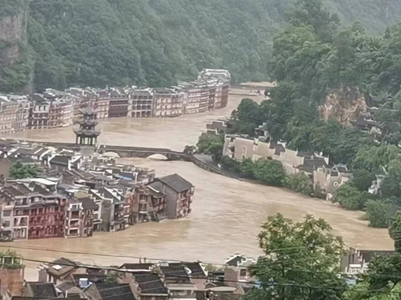 Binaha ng malakas na ulan sa Guizhou ang sinaunang bayan ng Zhenyuan