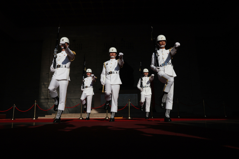 Honor guard lumipat na mula sa Chiang Kai-shek Memorial Hall
