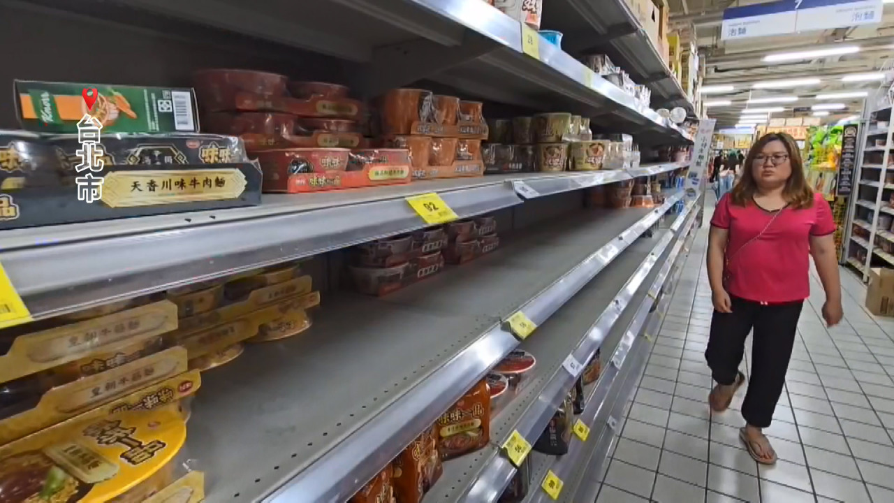Naiwan ang mga istante ng supermarket habang papalapit ang Bagyong Gaemi