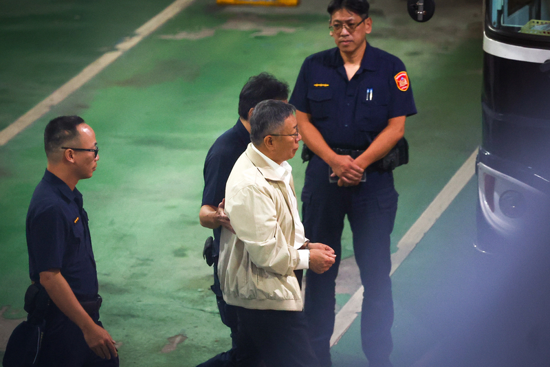 Si Ke Wenzhe ay pinigil at pinagbawalan na makita siya, at ang kaso ay paulit-ulit na nag-leak sa Blue at Green
