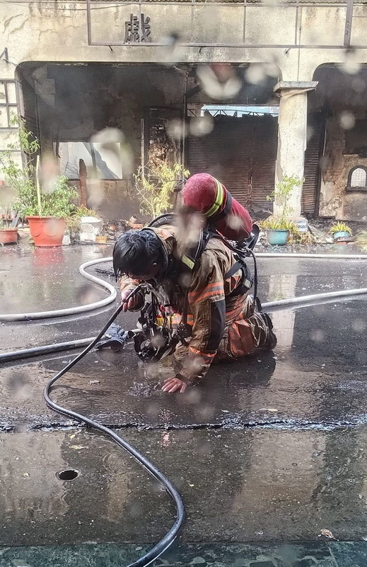 Nabihag ang mga netizen sa bumbero na nagbubuhos ng tubig matapos ang sunog sa Puzi Rongchang Theater