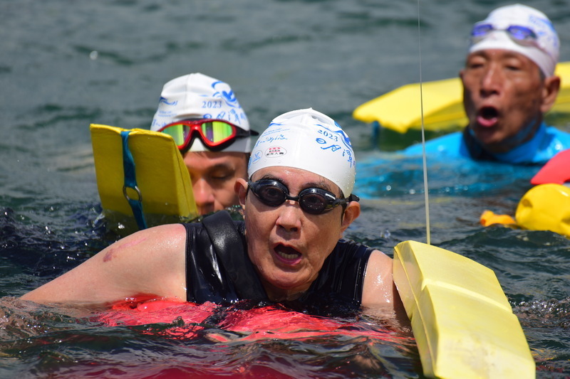 Mahigit 22,000 swimmers ang  kasama ni dating Pangulong Ma Ying-jeou na sumali sa taunang kaganapan sa Sun Moon Lake Swimming Carnival.