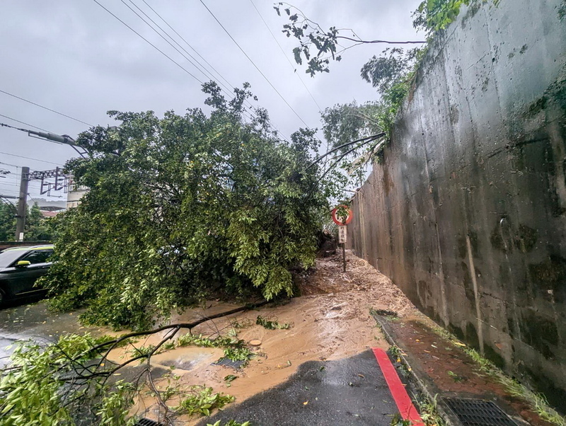 Naabala ang mga residente sa Ruifang, New Taipei dahil sa pagbaha na dulot ng Typhoon Krathon