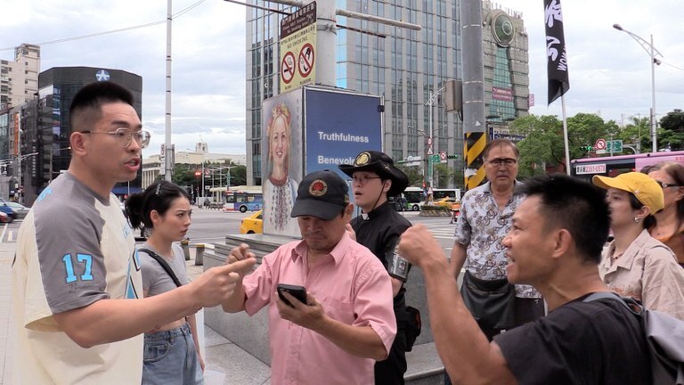 Nagbigay ng Pagkagambala sa mga Aktibidad ng mga Hongkongers sa Taiwan, Pinilit na Pinalayas ang Mag-asawang Tsino Ngayon