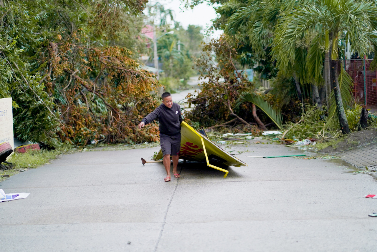 Bagyong Ginkgo Nagdulot ng mga Uprooted na Puno; Pilipinas Nagsasagawa ng Paglilinis ng mga Nasirang Lugar